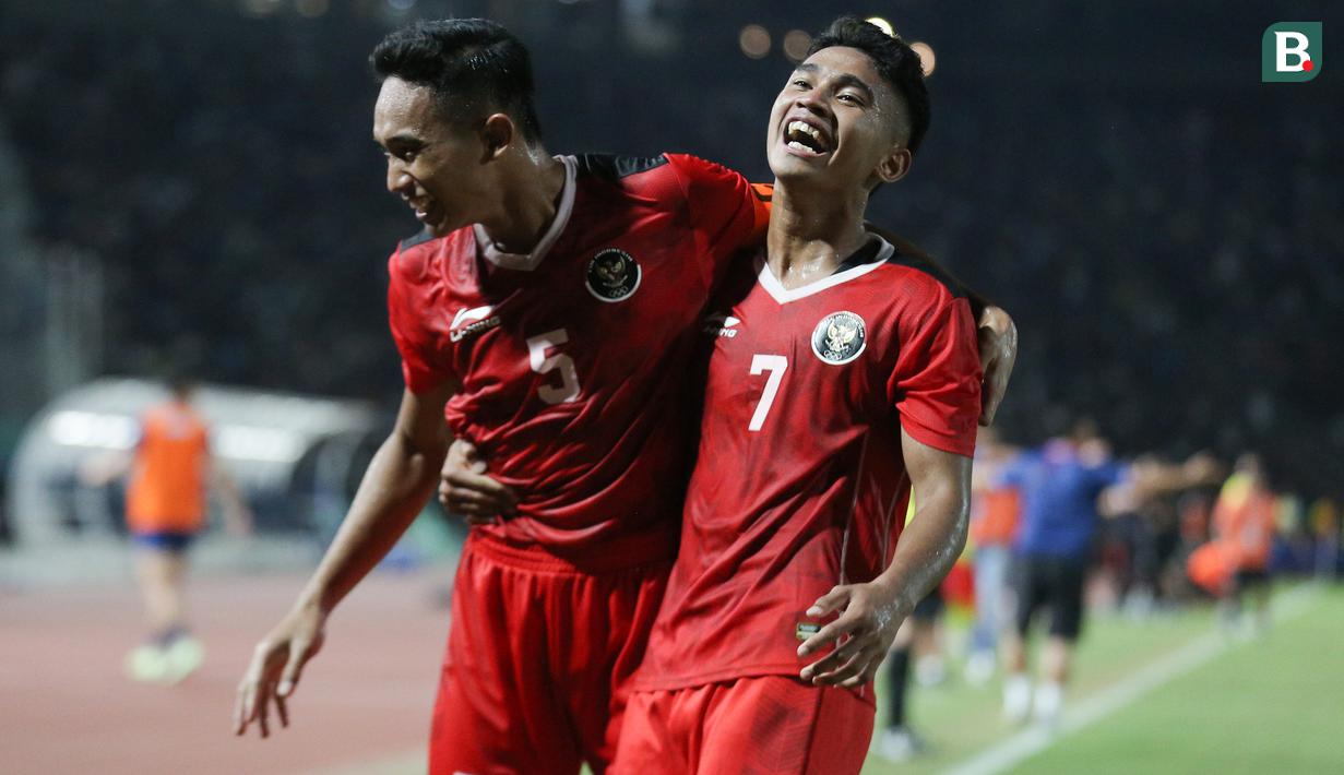 <p>Selebrasi pemain Timnas Indonesia U-22, Rizky Ridho Ramadhani (kiri) dan Marselino Ferdinan setelah terjadinya gol kedua ke gawang Thailand yang dicetak Ramadhan Sananta pada laga final cabor sepak bola SEA Games 2023 di National Olympic Stadium, Phnom Penh, Kamboja, Selasa (16/5/2023). (Bola.com/Abdul Aziz)</p>