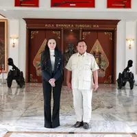 Nikita Mirzani baru saja mengunggah beberapa potret dirinya bersama Cawapres Prabowo. Gayanya yang chic elegan tentu menarik perhatian dan bisa dijadikan inspirasi. [Foto: Instagram/nikitamirzanimawardi_172]