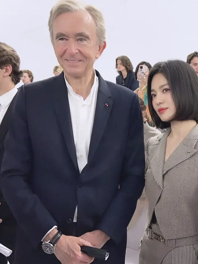 Pesona Song Hye Kyo Bergaya Business Woman di Fendi Paris, credit: @kyo1122