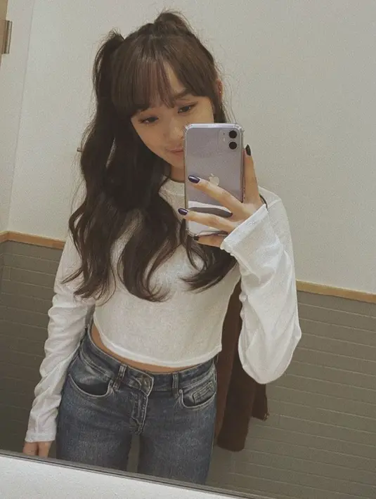 Gaya kasual seakan sudah menjadi andalan Dita Karang dalam berpenampilan. Wanita 23 tahun ini terlihat pandai mix and match pakaian. Kali ini ia tampil simpel dengan kaus panjang berwarna putih yang dipadukan dengan celana jeans. (Liputan6.com/IG/@ditakarang)