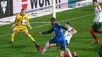 Gelandang timnas Prancis, Blaise Matuidi, melepaskan tendangan yang berujung gol ke gawang Bulgaria, di Vasil Levski Stadium, Sofia, Minggu (8/10/2017) dini hari WIB. (AFP/Nikolay Doychinov).