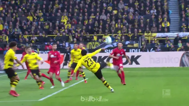 Shinji Kagawa mencetak gol indah saat Dortmund Hadapi Freiburg. This video is presented by Ballball.