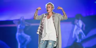 Justin Bieber kembali membuat publik bingung tentang kisah asmara nya yang begitu berliku dan rumit. Sederet selebriti cantik pun pernah di gaet dan didekati oleh pelantun lagu 'Baby' ini. (AFP/Bintang.com)