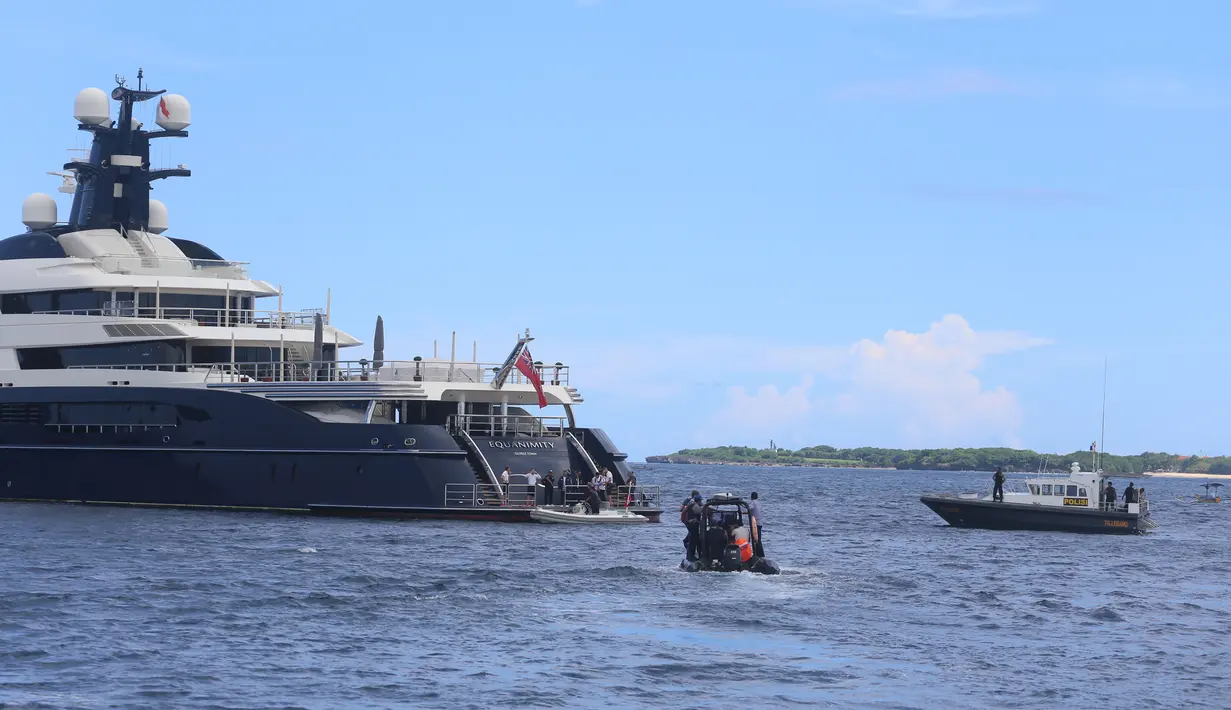 Polisi setempat mendekati kapal pesiar mewah (yacht) bernama Equanimity di Teluk Benoa, Bali, Rabu (28/2). Kapal Pesiar dengan panjang 100 meter dan berisi 34 orang kru ini memasuki perairan Bali mulai dari bulan November 2017. (Rully Prasetyo/AFP)