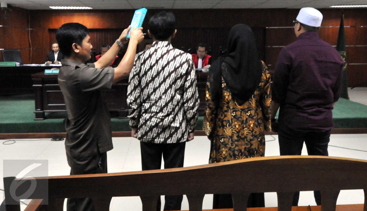 (Ki-ka) Gubernur Sumut Nonaktif Gatot Pujo Nugroho, Evy Susanti dan Yagari Bhastara (Gary) diambil sumpahnya saat akan bersaksi di Pengadilan Tipikor terkait kasus Dana Bansos Pemprov Sumut, Jakarta, Kamis (22/10/2015). (Liputan6.com/Helmi Afandi)