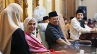 Istri Capres 2024 Ganjar Pranowo, Siti Atikoh Supriyanti ikut pengajian rutinan malam Selasa Majelis Ta'lim Sabilu Taubah, yang dipimpin Muhammad Iqdam atau Gus Iqdam, Senin (19/12/2023) malam. (Foto: Dokumentasi Tim Siti Atikoh).