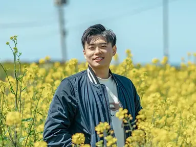 Jang Hansol merupakan seorang pria pemilik channel YouTube 'Korea Reomit'. Selain konten-kontennya yang menarik, penampilannya kerap mencuri perhatian. Apalagi saat berlibur, ia sering berpenampilan simpel tapi tak menghilangkan pesona kerennya. (Liputan6.com/IG/@hansoljang110)