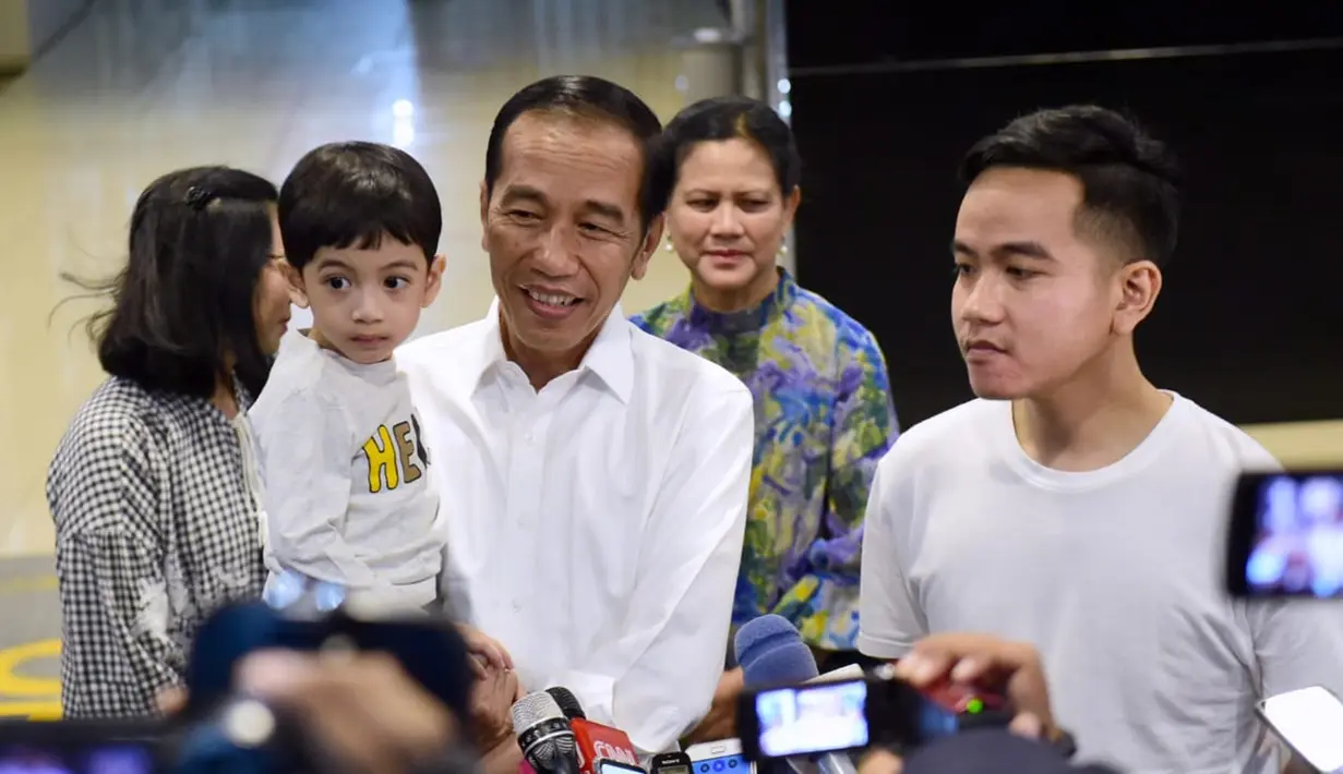 <p>Presiden Joko Widodo (kiri) menggendong Jan Ethes saat memberi keterangan terkait kelahiran La Lembah Manah di RS PKU Muhammadiyah, Surakarta, Jumat (15/11/2019). Jokowi tampak mesra dengan cucu keduanya tersebut. (Foto: Kris-Biro Pers Sekretariat Presiden)</p>