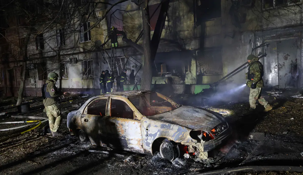 Petugas pemadam kebakaran berjuang memadamkan api di gedung apartemen bertingkat serta kendaraan yang terbakar di jalan-jalan kota. Tampak dalam foto, petugas penyelamat berusaha memadamkan api yang membakar sebuah bangunan hunian setelah serangan Rusia di Zaporizhzhia, Ukraina, Rabu 26 November 2025. (AP Photo/Kateryna Klochko)