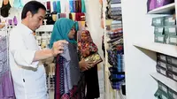 Presiden Jokowi membeli sarung di Pekalongan (foto: biro pers kepresidenan)