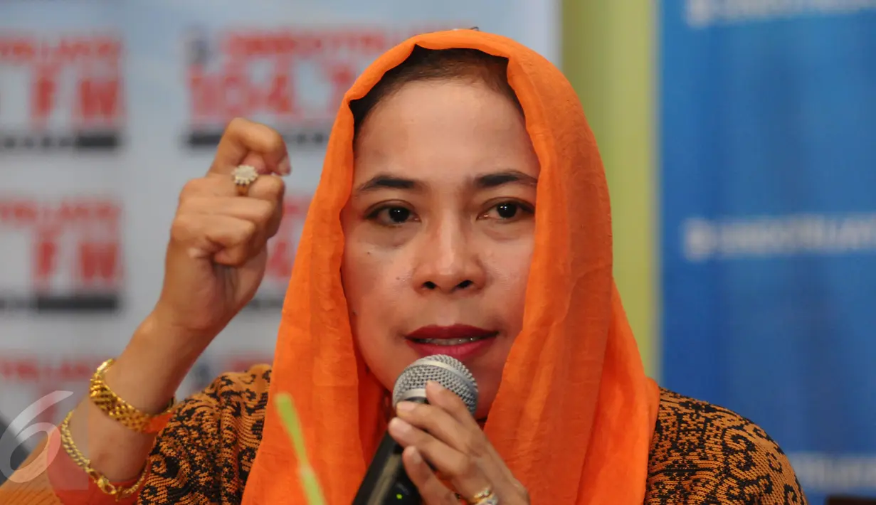 Anggota Komisi III DPR RI F-PDIP, Dwi Ria Latifa memberikan pandangan pada diskusi bersama pimpinan KPK, Saut Situmorang di Jakarta, Sabtu (19/12/2015). Saut menegaskan KPK jilid IV 80 persen akan fokus pada pencegahan. (Liputan6.com/Helmi Fithriansyah)  