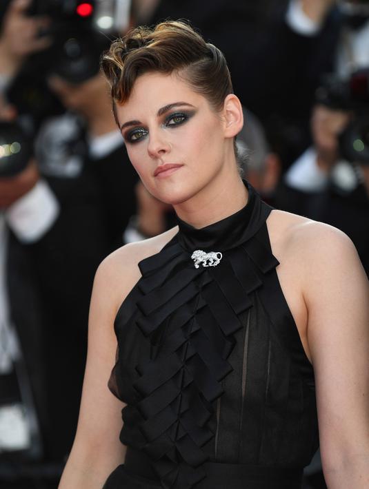 Kristen Stewart menghadiri pembukaan festival film internasional ke-71, Cannes, Prancis, (8/5). Di bagian belakang, rambut Kristen Stewart terlihat anyaman kecil di belakang lehernya seperti ekor tikus. (AP Photo/Joel C Ryan)