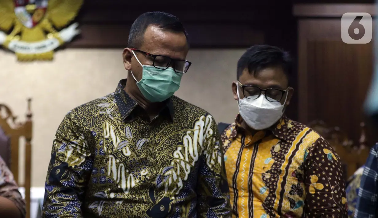 Terdakwa suap izin ekspor benih lobster tahun 2020, Edhy Prabowo (kiri) usai sidang pembacaan tuntutan di Pengadilan Tipikor Jakarta, Selasa (29/6/2021). Mantan Menteri Kelautan dan Perikanan, Edhy Prabowo dituntut lima tahun penjara dan denda Rp 400 juta. (Liputan6.com/Helmi Fithriansyah)