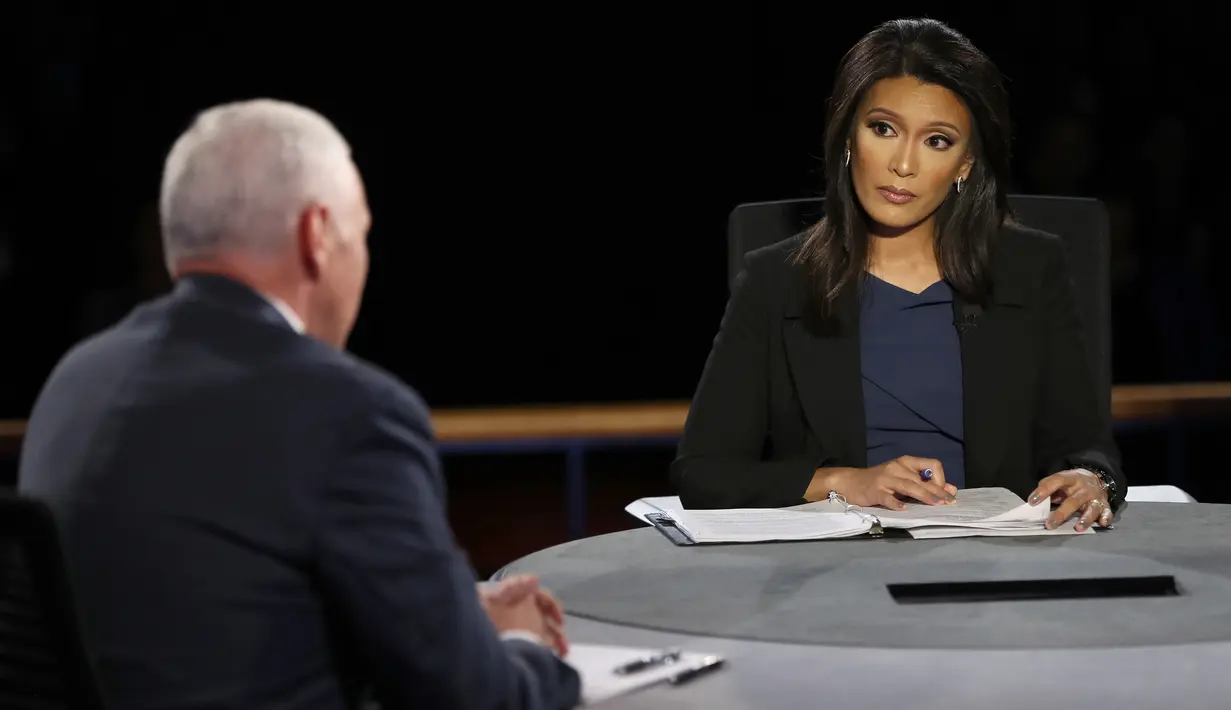 Moderator Elaine Quijano menyimak pendapat salah satu cawapres AS pada debat perdana di Longwood University, Virginia, Selasa (4/10). Quijano (41) juga menjadi moderator debat termuda yang pernah ada dalam sejarah pilpres AS. (Joe Raedle/Getty Images/AFP)