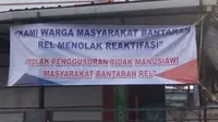 Spanduk penolakan reaktivasi rel kereta api Garut-Cibatu, Jawa Barat (Liputan6.com/Jayadi Supriadin)