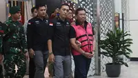 Mantan Wakil Kepala Badan Gizi Nasional (BGN), Sony Sonjaya (mengenakan rompi tahanan - kanan), digiring menuju mobil tahanan usai menjalani pemeriksaan di Gedung Kejaksaan Agung RI, Jakarta, Rabu (3/6/2026). (Kapanlagi.com/Budy Santoso)
