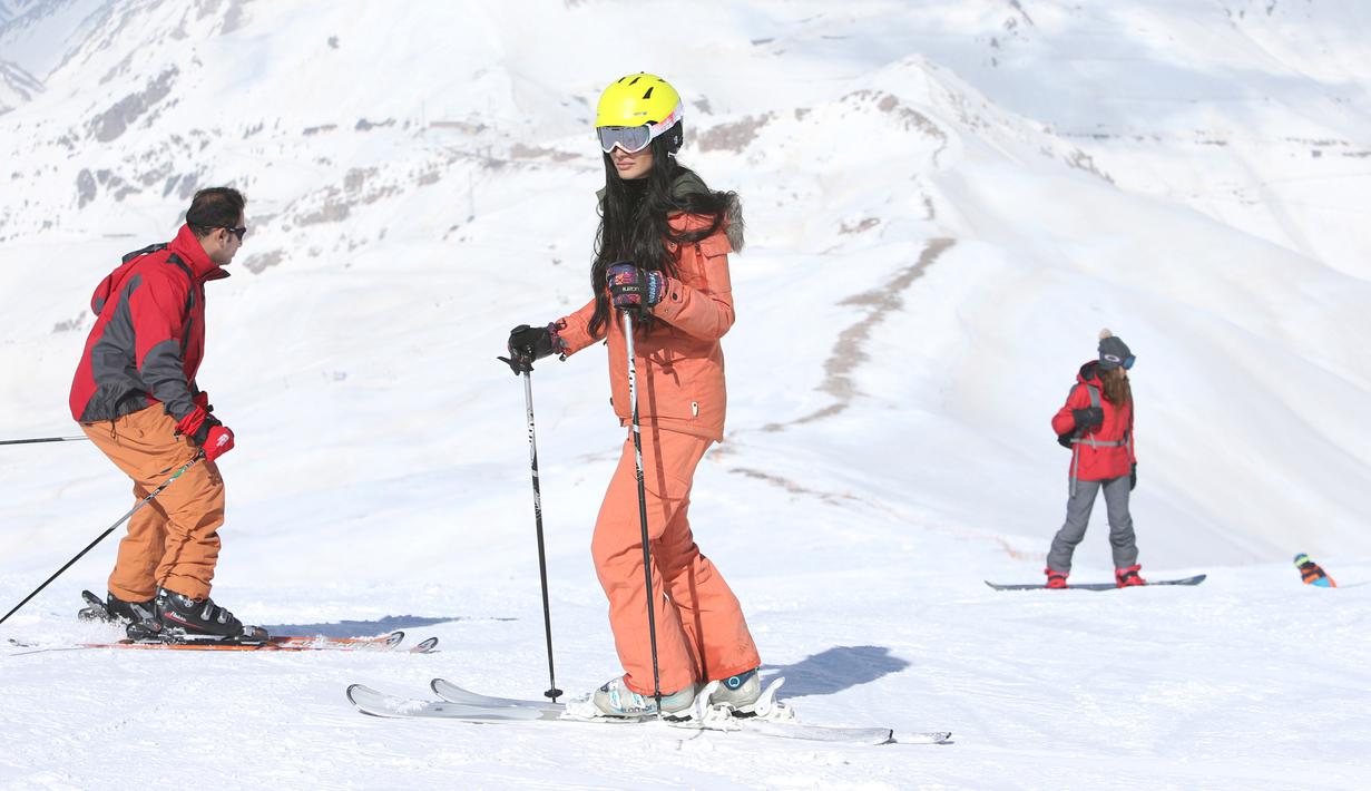 Wisatawan mencoba sensasi wahana ski di resor ski Dizin, sebelah utara ibu kota Tehran, Iran, Kamis (8/3). Banyak legendaris ski dunia yang mengagumi lokasi wisata yang satu ini, salah satunya Chris Anthony. (AP Photo/Vahid Salemi)