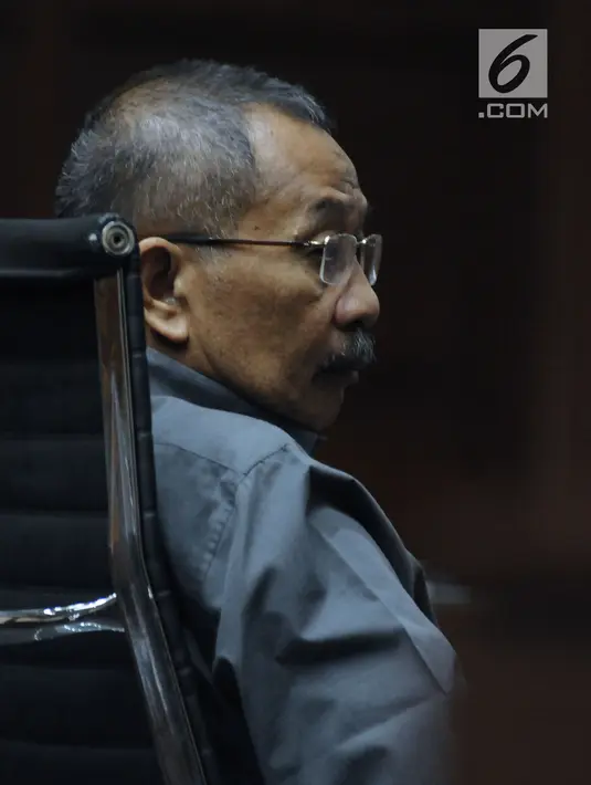 Terdakwa suap Hakim Pengadilan Tinggi Manado, Sudi Wardono saat menjalani sidang pembacaan nota pembelaan di Pengadilan Tipikor, Jakarta, Rabu (23/5). Sebelumnya, Sudi Wardono dituntut hukuman delapan tahun penjara. (Liputan6.com/Helmi Fithriansyah)