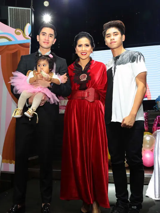 "Buat Vania Athabina, perempuan satu-satunya, jadi anak sholehah, berkarakter, dan tidak sombong sama orang-orang," tukas Venna Melinda. (Nurwahyunan/Bintang.com)