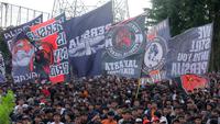 Massa suporter Persija Jakarta, The Jakmania, menggeruduk latihan tim kebanggaannya jelang menghadapi Persib Bandung di BRI Super League 2025/2026 di Persija Training Ground, Depok, pada Jumat (9/1/2026) sore WIB. (Bola.com/M Iqbal Ichsan)