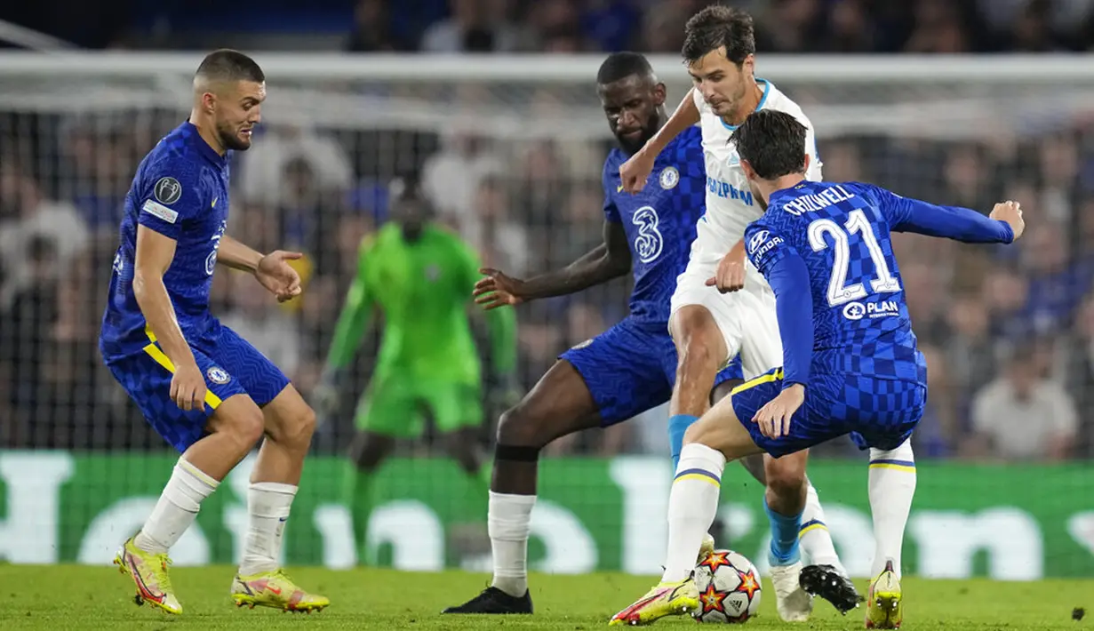 Pemain Zenit St Petersburg Aleksandr Erokhin (kedua kanan) berebut bola dengan pemain Chelsea Mateo Kovacic (kiri), Antonio Rudiger, dan Ben Chilwell pada pertandingan Grup H Liga Champions di Stadion Stamford Bridge, London, Inggris, Selasa (14/9/2021). (AP Photo/Kirsty Wigglesworth)