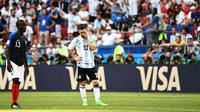 Bahasa tubuh Lionel Messi (dua dari kiri) di tengah laga 16 Besar 2018 antara Prancis kontra Argentina, di Kazan Arena, Sabtu (30/6/2018) malam WIB. (AFP/Jewel Samad)
