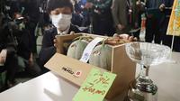Sepasang melon Jepang terjual di Jepang dengan harga Rp 356 juta. (Photo credit: STR JIJI PRESS/AFP)