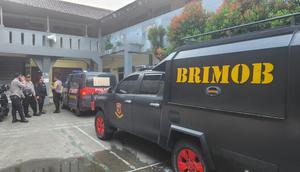 Anggota Brimob melakukan pengecekan terkait adanya teror bom di salah satu sekolah wilayah Depok (Liputan6.com/Dicky Agung Prihanto)