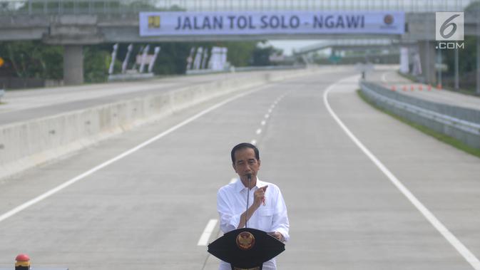 Presiden Joko Widodo (Jokowi) memberikan sambutan saat peresmian ruas  Tol Sragen-Ngawi di kilometer 538 jalan tol Solo-Ngawi, Jawa Tengah, Rabu (28/11). Tol Sragen-Ngawi ini memiliki panjang sekitar 51 km. (Liputan6.com/Angga Yuniar)