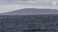 Pengamatan Gunung Anak Krakatau dilihat dari Dusun Tiga Regahan Lada, Pulau Sebesi, Lampumg Selatan, Senin (31/12). Pengamatan PVMBG, tinggi gunung dari permukaan air laut hanya tersisa 110 meter. (Liputan6.com/Herman Zakharia)