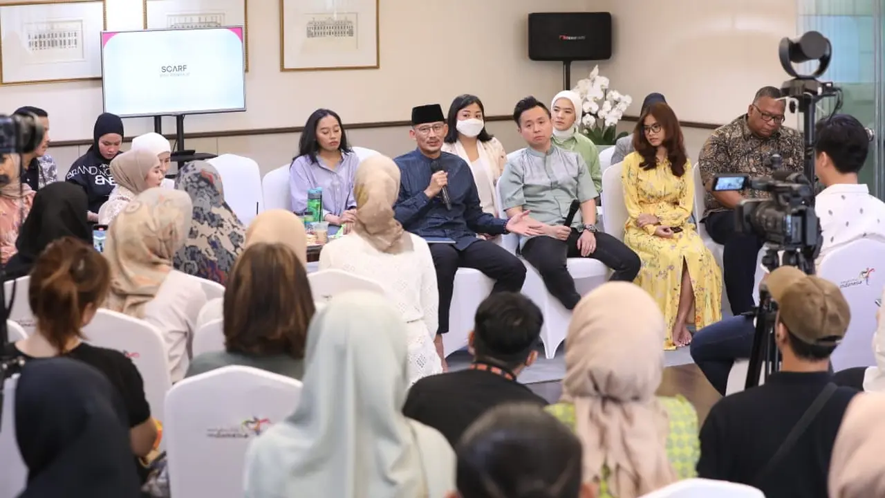 Sandiaga Uno, kembali menjabat sebagai moderator dalam acara Kajian Ekonomi series 10 "Road To Muslimah Creative Day 2023" yang diadakan di Rumah Dinas Kemenparekraf.