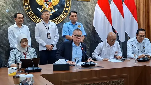 Ketua Bidang Diplomasi dan Komunikasi Publik, Satgas Penanganan Cs-137, Bara Krishna Hasibuan saat konferensi pers, Rabu (12/11/2025). (Foto: Liputan6.com/Arief RH)