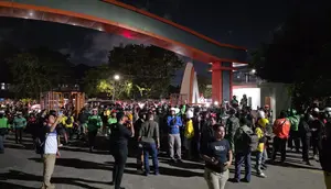 Ratusan Pengemudi Ojol Bentrok dengan Mahasiswa UNM, Fasilitas Kampus Rusak