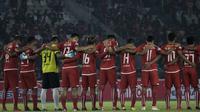 Para pemain Persija Jakarta mengheningkan cipta mengenang almarhum Zulkarnain Lubis sebelum melawan Madura United pada laga Liga 1 di SUGBK, Jakarta, Sabtu (12/5/2018). Persija kalah 0-2 dari Madura United. (Bola.com/Vitalis Yogi Trisna)