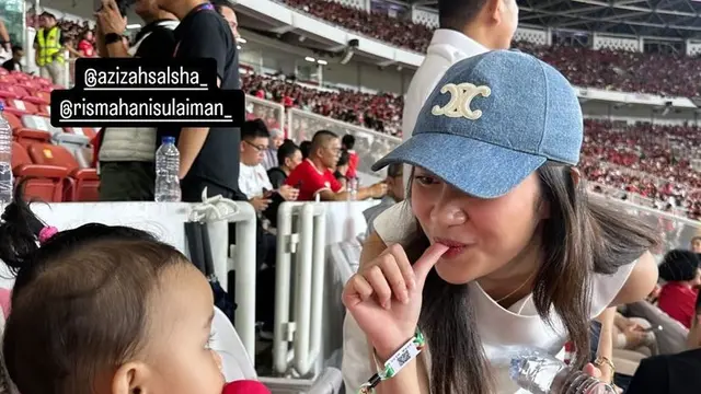 Azizah Salsha Serba Putih  saat Menyaksikan Timnas Indonesia vs Arab. [@darakezia]