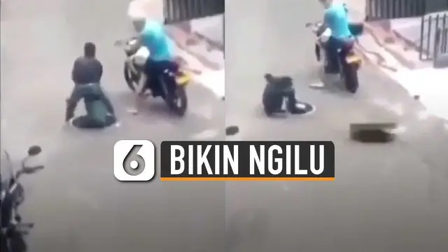 Pria itu tidak melihat jika ternyata kaki sebelah kanan masuk ke dalam lubang drainase.