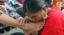 Seorang anak mencium kaki ibunya di Kelurahan Duri Pulo, Jakarta, Rabu (21/12/2021). Aksi mencuci kaki ibu secara massal yang diikuti 500 peserta itu bertujuan untuk meningkatkan rasa cinta kasih kepada ibu dan dilakukan dalam rangka memeriahkan Hari Ibu. (Liputan6.com/Herman Zakharia)