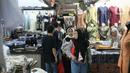 Kondisi ini membuat lorong-lorong pasar tampak cukup padat meski tidak sampai berdesak-desakan. (Liputan6.com/Faizal Fanani)