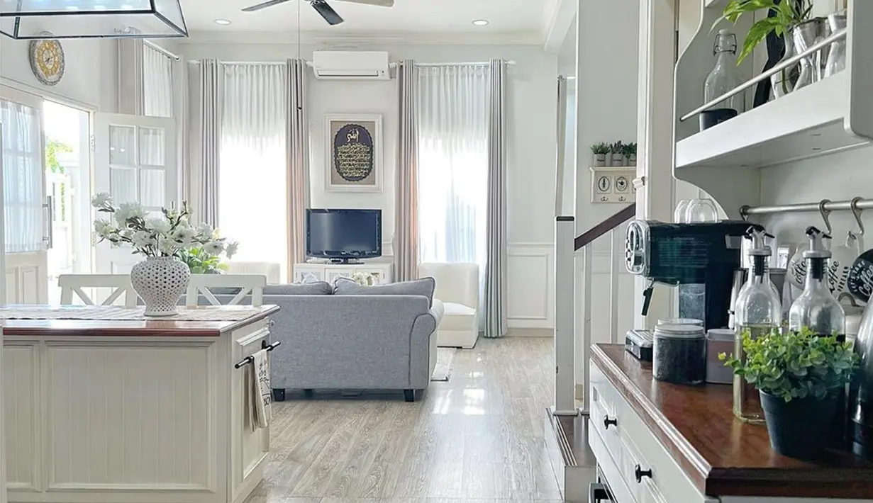 Bagian dalam rumah Natalie Sarah ini pun memiliki nuansa serba putih dengan beberapa sentuhan kayu serta warna abu-abu muda. Gaya American Classic juga begitu terlihat di beberapa sisi rumah. (Liputan6.com/IG/@natalie_sarahs)