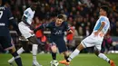 Penyerang Paris Saint-Germain (PSG) Lionel Messi (tengah) berebut bola dengan bek  Olympique Marseille Boubacar Kamara pada laga Liga Prancis pekan ke-32 di Parc des Princes, Senin (18/4/2022) dini hari WIB. PSG vs Marseille berakhir dengan skor 2-1. (FRANCK FIFE / AFP)