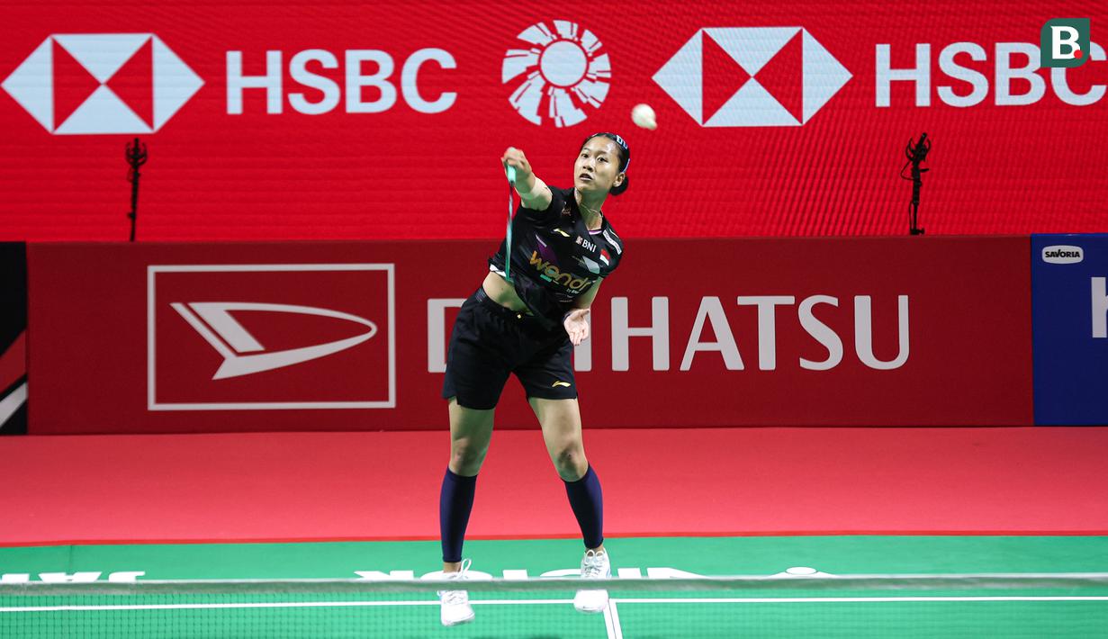 Aksi tunggal putri andalan Indonesia, Putri Kusuma Wardani pada pertandingan melawan wakil Taiwan, Sung Shuo Yun dalam babak 32 besar Indonesia Masters 2026 di Istora Senayan, Jakarta pada Rabu (21/01/2026). (Bola.com/Abdul Aziz)