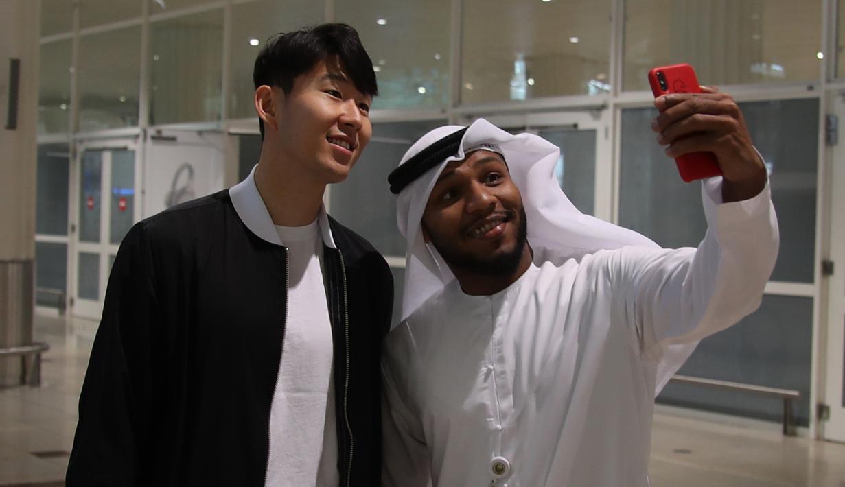 Saat mengenakan busana kasual pun Son Heung-Min juga terlihat mempesona. Apalagi dengan senyuman lebarnya yang membuat ia terlihat begitu ramah. (Foto: AFP/Karim Sahib)