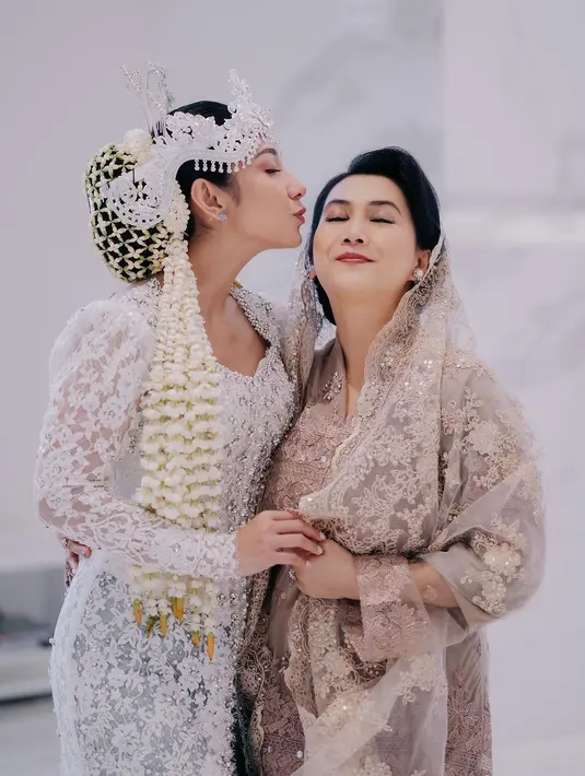 Untuk hiasan rambut, Dinda mengenakan siger dan sanggul melati. Roncean melati juga semakin menambah keanggunan penampilannya. [Instagram/ Dinda Kirana]