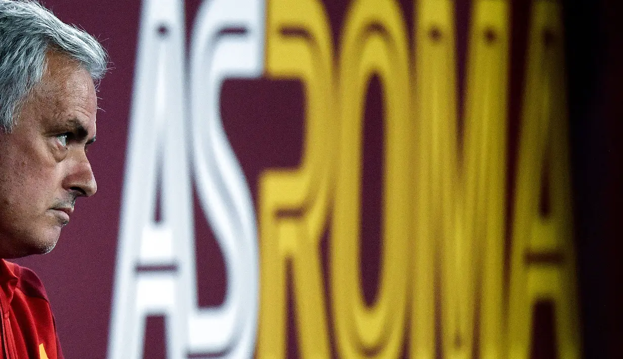 Pelatih AS Roma, Jose Mourinho saat mendatangi laga lanjutan Liga Italia antara AS Roma melawan Frosinone Calcio di Olympic Stadium, Roma, Italia, 1 Oktober 2023. (AFP/Filippo Monteforte)