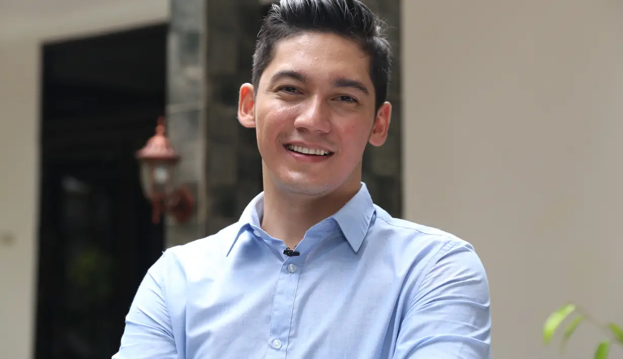 "Ya namanya godaan pasti selalu ada. Begitu juga dengan cewek, kita bisa tergoda atau nggak (orang ketiga). Jadi ya tergantung dengan iman kita. Jadi kita harus kuat iman juga ya," jelas Samuel Zylgwyn. (Nurwahyunan/Bintang.com)