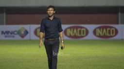 Setibanya di Stadion Maguwoharjo, Luis Milla langsung mengecek kondisi lapangan dan sempat meminta petugas untuk menyemprot rumput. (Bola.com/Vitalis Yogi Trisna)