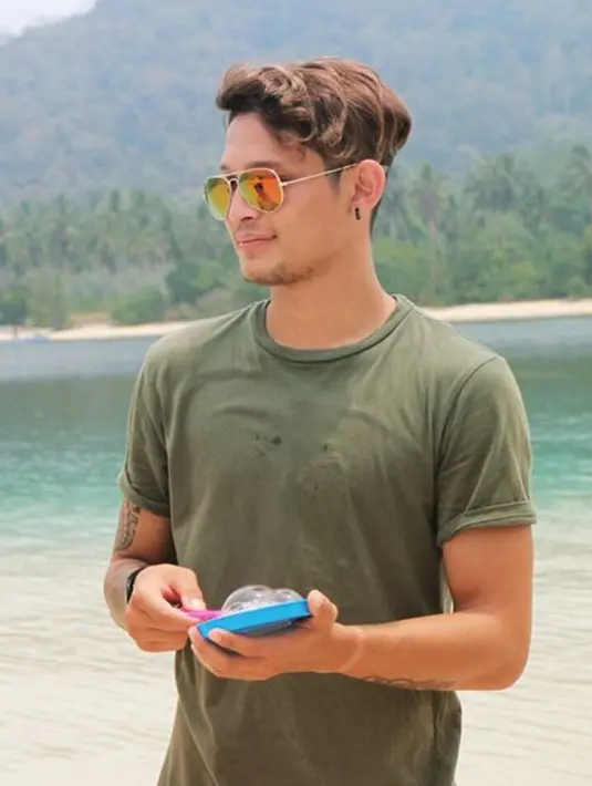 Kicauan bernada manja Nikita Mirzani yang menggoda Syamsir Alam melalui Twitter membuat netizen bertanya-tanya. Tapi Nikita mengaku hanya kakak dan adik dengan Syamsir Alam. (Instagram/syamsir11alam)