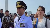 Emil Dardak dan Arumi Bachsin di pelantikan kepala daerah. [@arumibachsin_94]