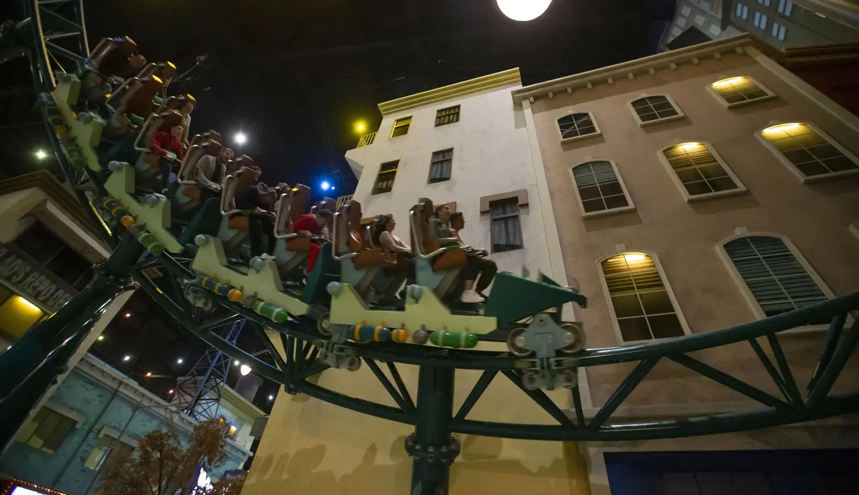 Orang-orang menaiki wahana roller coaster di taman hiburan Dream Island di Moskow, Rusia (18/7/2020). Taman hiburan indoor tersebut dibuka kembali untuk umum pada Sabtu (18/7) setelah ditutup sementara akibat pandemi COVID-19. (Xinhua/Alexander Zemlianichenko Jr)