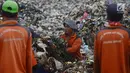 Petugas Suku Dinas Lingkungan Hidup membersihkan sampah plastik yang menumpuk di kawasan wisata hutan Mangrove Muara Angke, Jakarta, Sabtu (17/3). (Merdeka.com/Imam Buhori)